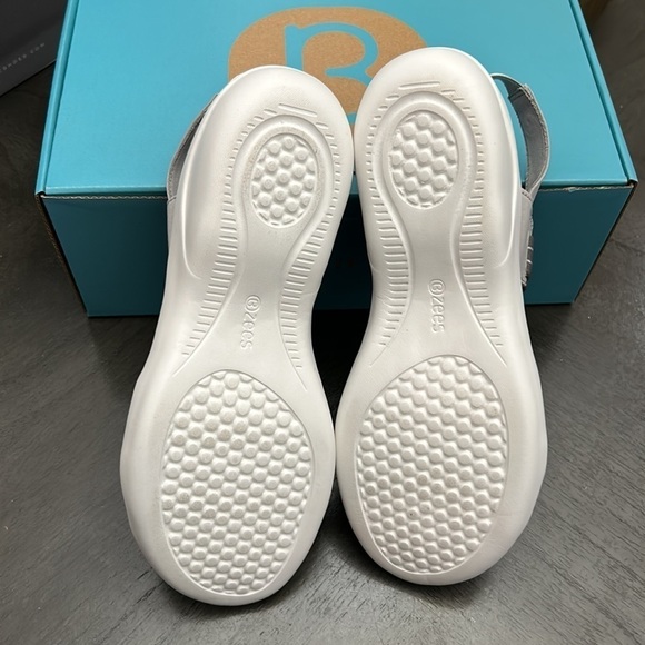 BZEES Chance Washable Strappy Sandals - Picture 3 of 7